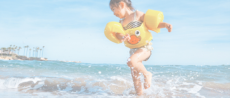 プールと海