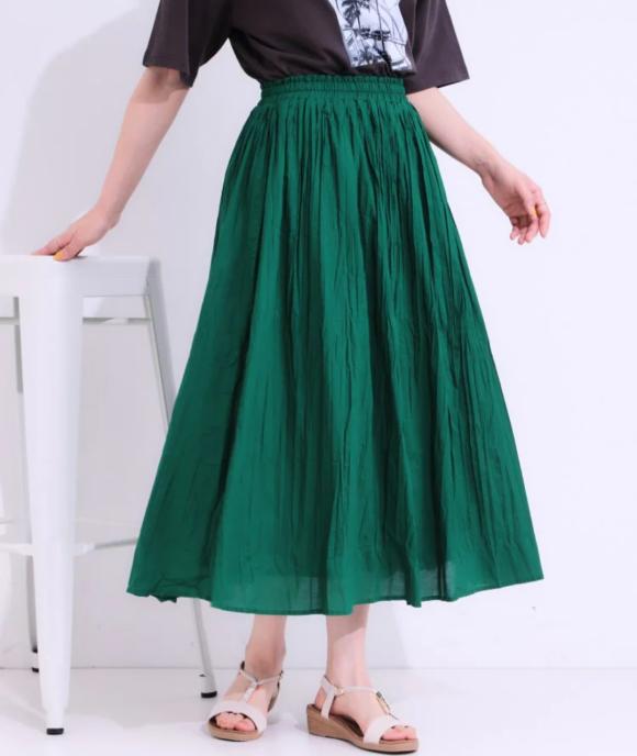 ナチュラルなシワ加工が大人っぽい エアリーロングスカート
