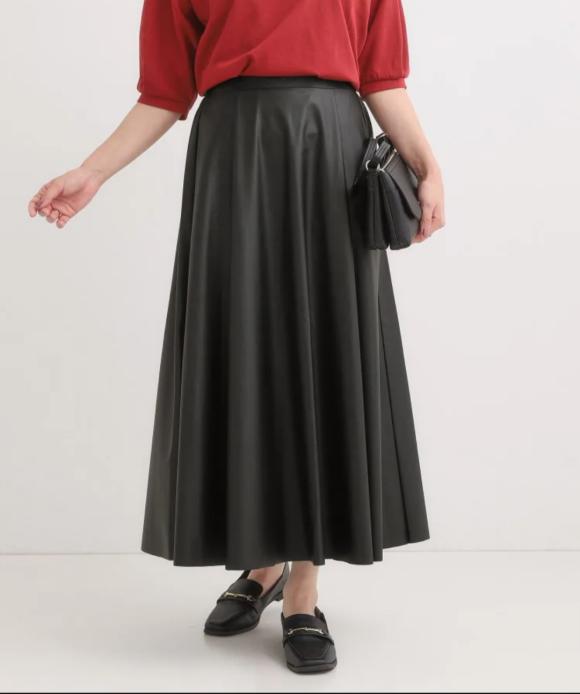 大人の抜け感 合皮フレアスカート