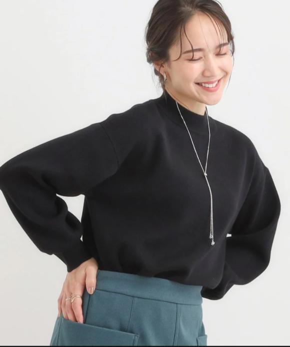 表面がきれいなハイネックバックスリットニット