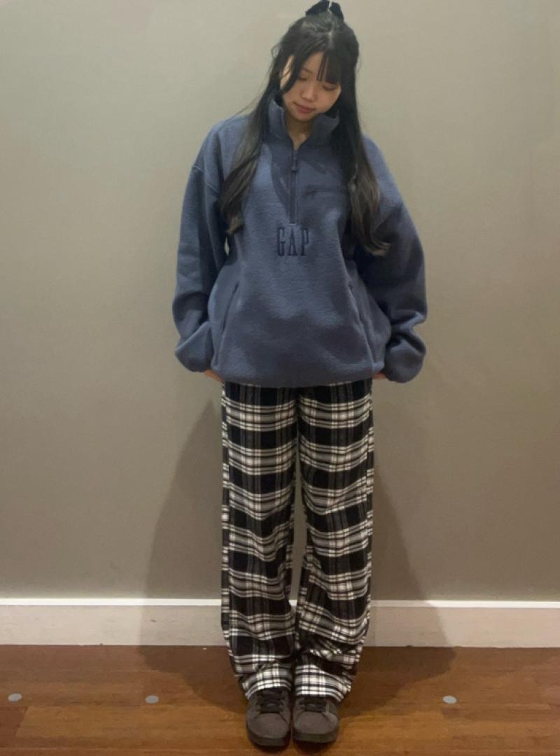 ボアトップス×チェックパンツ