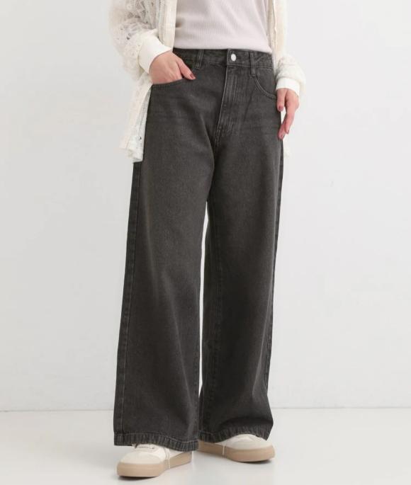 脚のラインを拾いにくい デニムワイドパンツ
