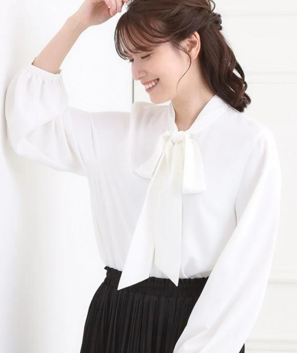 すっきりバランスにこだわった リボンタイブラウス