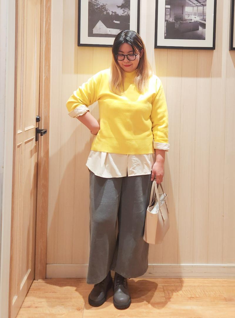 イエローニットのレイヤードコーデ