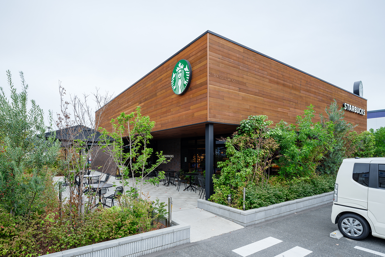 スターバックス1F/平面駐車場B店の外観写真